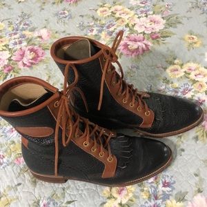 Justin vintage lace up boot. Women’s 8.5. Brown and black.